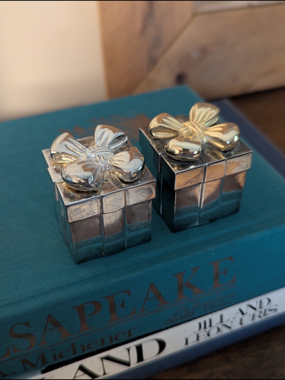 Salt & Pepper Shakers Godinger Neiman Marcus Silverplate Bow Gift Box Vintage